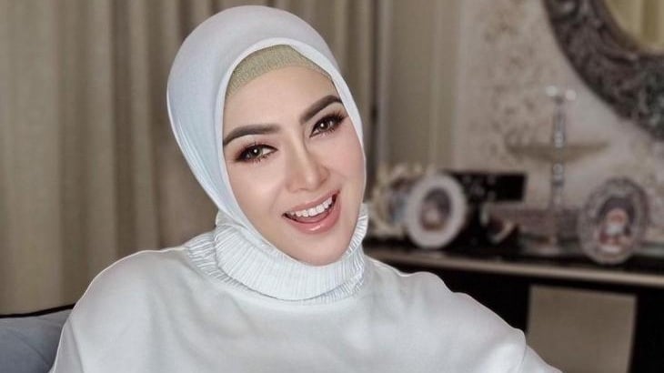 Teks Sholawat Nur Fatimah yang Dibaca Syahrini di Singapura (Instgaram/princessyahrini)