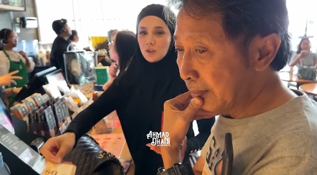 Mulan Jameela memberi yang 50 euro ke kameramen (YouTube)