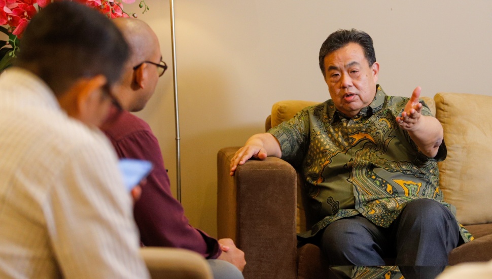 Chief Executive Officer Best Western Indonesia, Iwanto Hartojo saat melakukan sesi wawancara dengan tim Suara.com di Jakarta, Senin (27/5/2024). [Suara.com/Alfian Winanto]