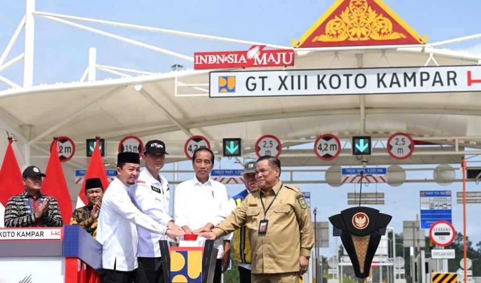 Presiden Joko Widodo (Jokowi) meresmikan Jalan Tol Bangkinang-13 Koto Kampar, Kabupaten Kampar, Jumat (31/05/2024). [Foto: BPMI Setpres/Kris]