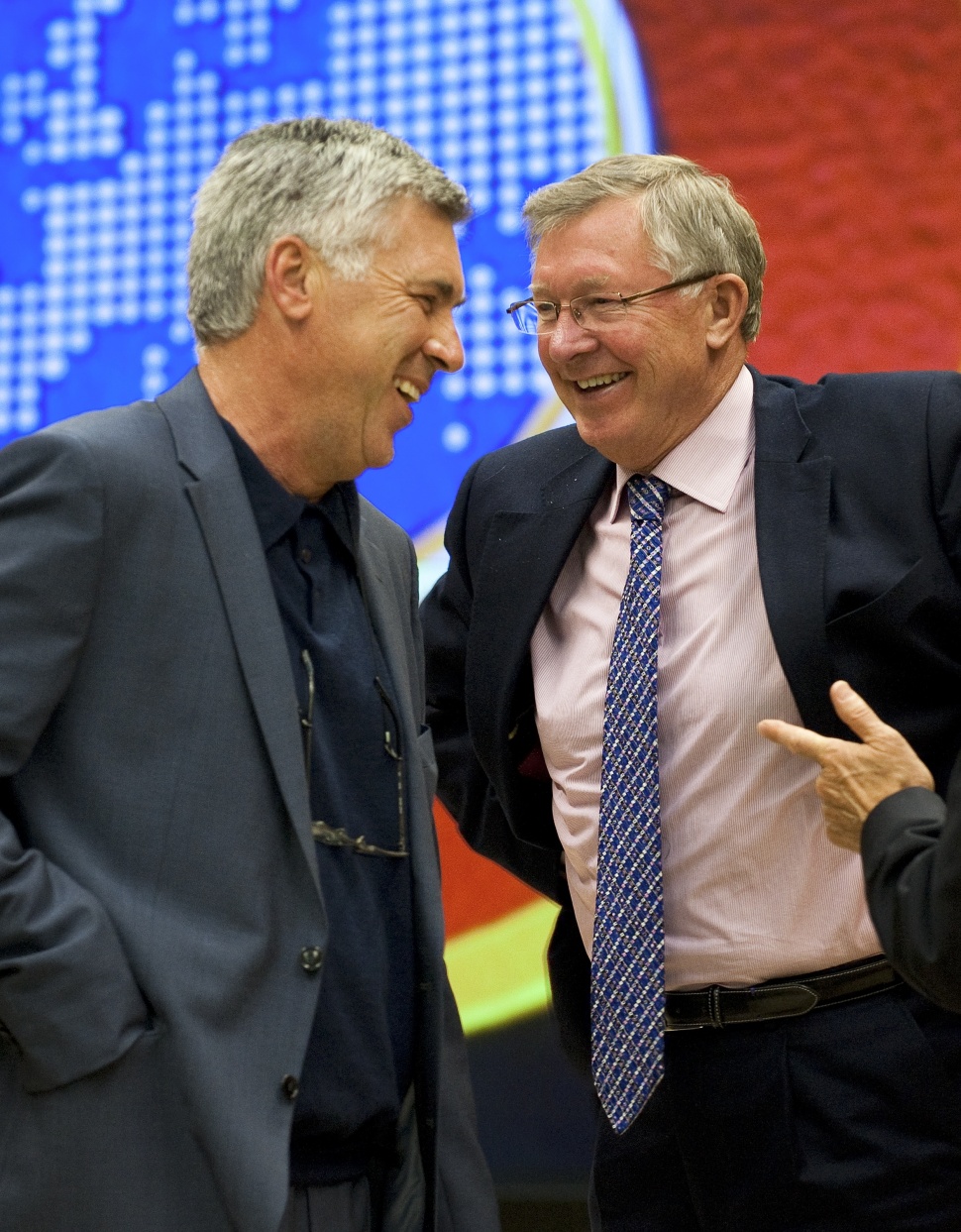 Pelatih Chelsea FC Carlo Ancelotti (kiri) berbagi momen ringan dengan pelatih Manchester United FC Sir Alex Ferguson setelah foto keluarga pada pembukaan Forum Pelatih Klub Elit di markas besar UEFA pada 1 September 2010 di Nyon. Forum Pelatih Elit UEFA yang pertama diselenggarakan pada tahun 1999 dan kini merupakan tahun ke-12 penyelenggaraan acara tahunan ini, dimana para pelatih klub terkemuka Eropa diundang untuk berbagi pengalaman dan pandangan mereka mengenai berbagai isu yang berkaitan dengan keadaan permainan di level tertinggi. . FOTO AFP / KAIN COFFRINIKAIN COFFRINI / AFP