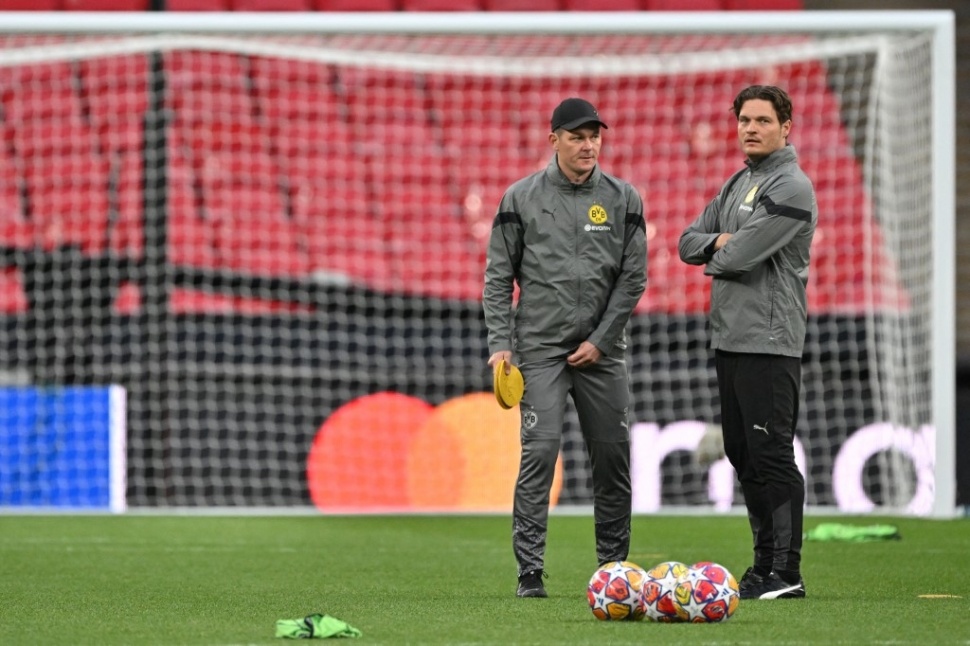 Pelatih kepala Dortmund asal Jerman Edin Terzic (kanan) memimpin sesi latihan di stadion Wembley, di London, pada 31 Mei 2024 menjelang pertandingan sepak bola final Liga Champions UEFA melawan Real Madrid.Glyn KIRK / AFP