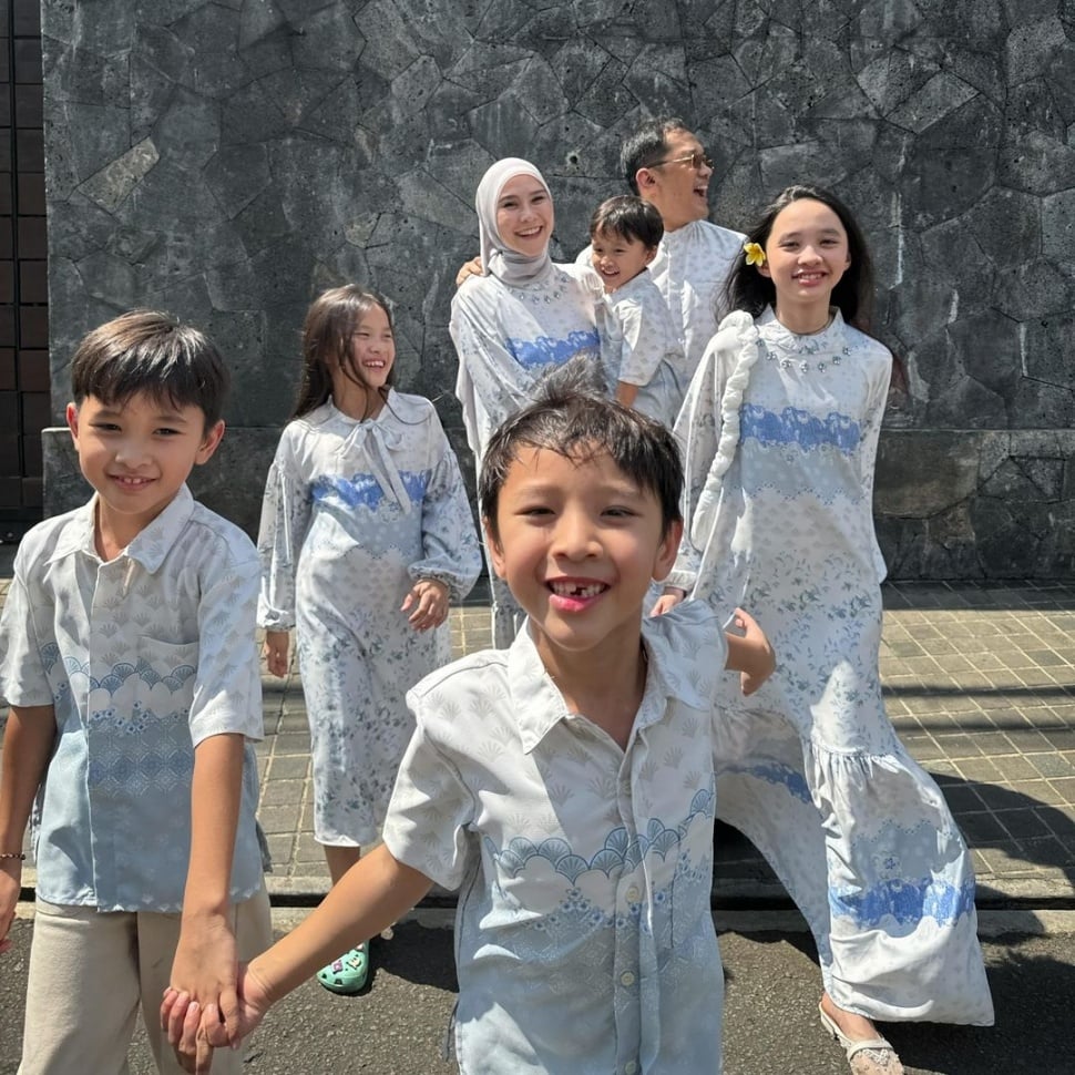 Hanung Bramantyo dan Zaskia Adya Mecca bersama kelima anaknya. [Instagram]