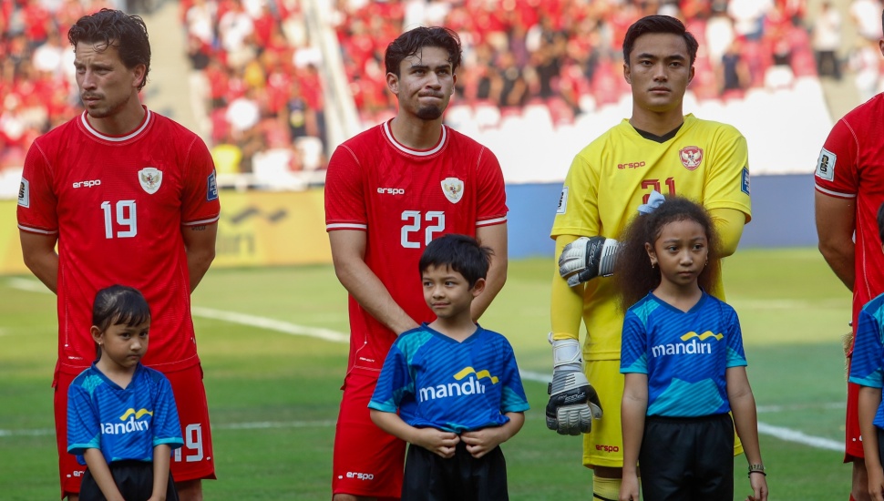 Pemain Timnas Indonesia saat menyanyikan lagu kebangsaan Indonesia Raya dalam pertandingan Kualifikasi Piala Dunia 2026 antara Indonesia melawan Irak di Stadion Utama Gelora Bung Karno (SUGBK), Jakarta, Kamis (6/6/2024). [Suara.com/Alfian Winanto]