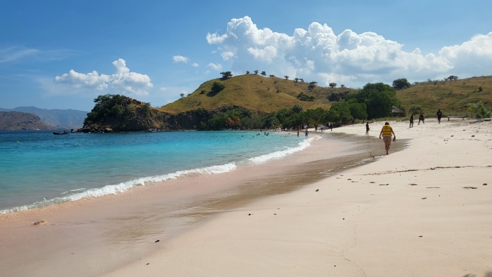 Keindahan Pantai Pink atau Pink Beach (Suara.com/Dinda Rachmawati)