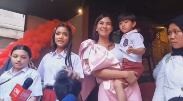 Selebgram Fujianti Utami Putri alias Fuji dan Arsy Hemansyah anak Ashanty di acara nobar film Dilan 1983: Wo Ai Ni (TikTok/p1sangkubelummasak)