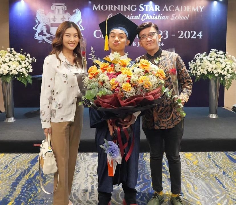 Sarwendah dan Ruben Onsu menghadiri acara wisuda sekolah Betrand Peto di Morning Star Academy (Instagram/sarwendah29)