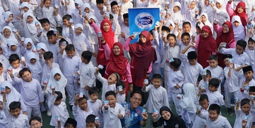 Untuk meningkatkan kesadaran masyarakat tentang berbagai kebaikan susu bertepatan dengan Hari Susu Sedunia 2024, merek susu Frisian Flag Indonesia (FFI) menekankan lagi komitmennya dalam menyediakan produk susu bernutrisi seimbang yang terjangkau bagi masyarakat luas. (Foto: Istimewa)