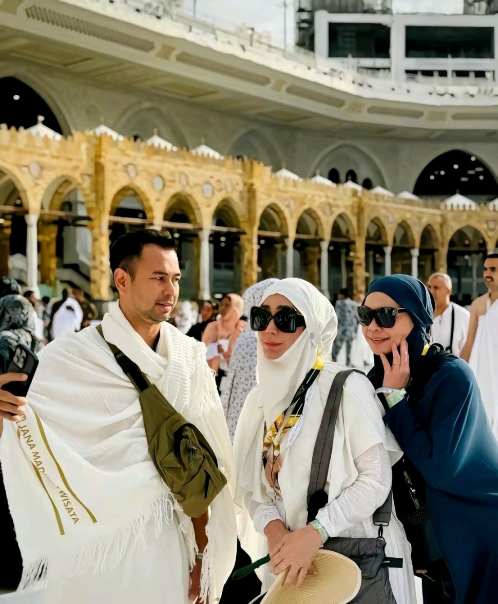 Potret Raffi Ahmad Bersama Amy Qanita dan Rieta Amilia Saat Menunaikan Ibadah Haji (TikTok)