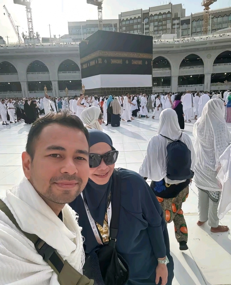 Potret Raffi Ahmad Bersama Rieta Amilia Saat Menunaikan Ibadah Haji (TikTok)