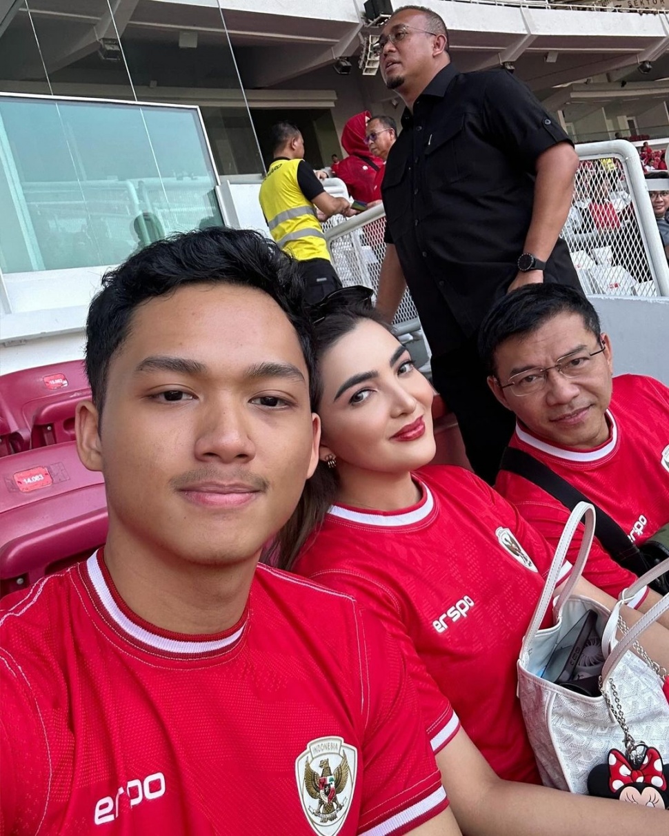 Anang Hermansyah dan Ashanty nonton pertandingan Timnas. (X)