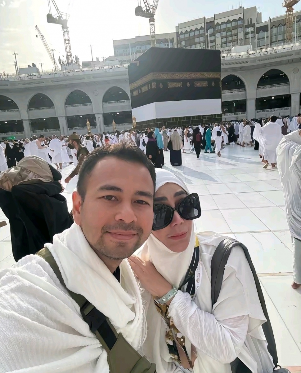 Potret Raffi Ahmad Bersama Amy Qanita Saat Menunaikan Ibadah Haji (TikTok)