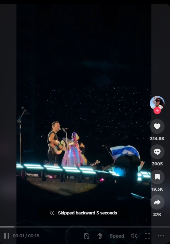 Penonton membawa bendera Israel jatuh saat konser Coldplay (TikTok)