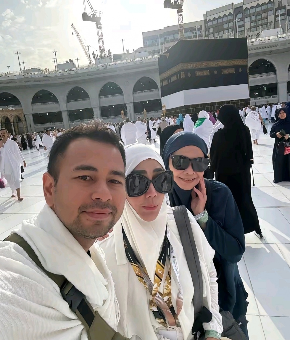 Potret Raffi Ahmad Bersama Amy Qanita dan Rieta Amilia Saat Menunaikan Ibadah Haji (TikTok)