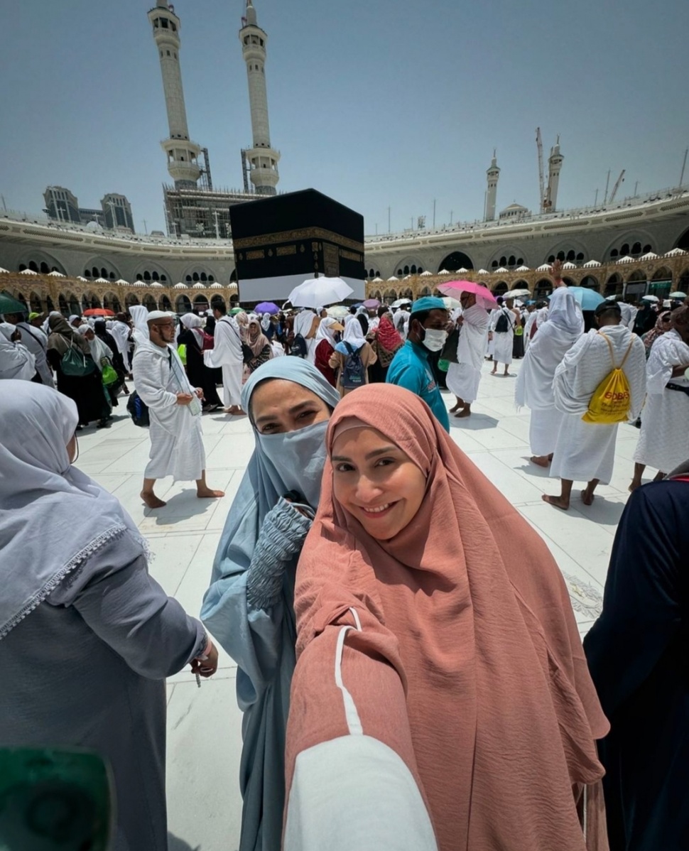 Caca Tengker dan Rieta Amilia Saat Ibadah Haji   (Instagram)