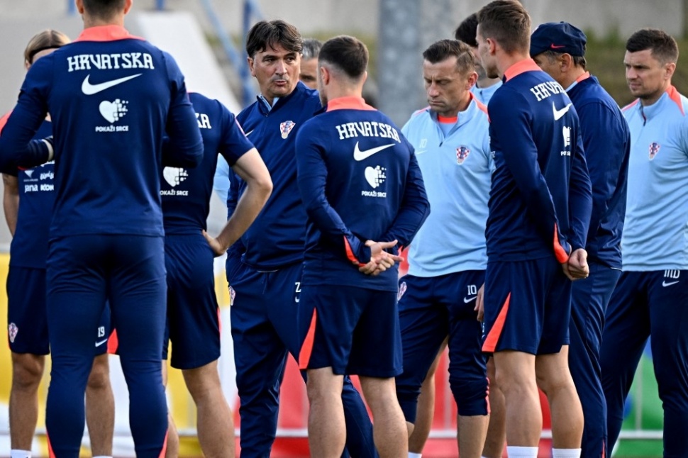 Pelatih kepala Kroasia Zlatko Dalic (kiri) berbicara kepada para pemainnya selama sesi latihan di base camp tim di Neuruppin, pada 13 Juni 2024, menjelang Kejuaraan sepak bola UEFA Euro 2024.GABRIEL BOUYS / AFP