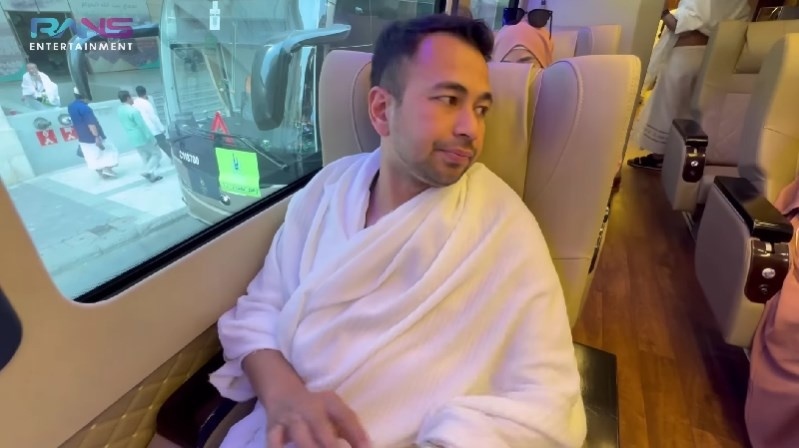 Potret bus Raffi Ahmad dan RANS Family saat haji. (YouTube/RANS Entertainment)