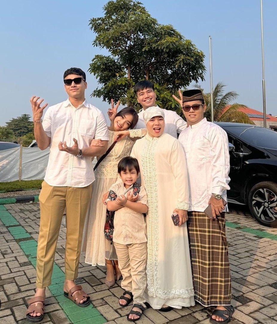 Keluarga Haji Faisal; Fadly Faisal, Fuji, Gala Sky, Frans Faisal dan Dewi Zuhriati (Instagram)