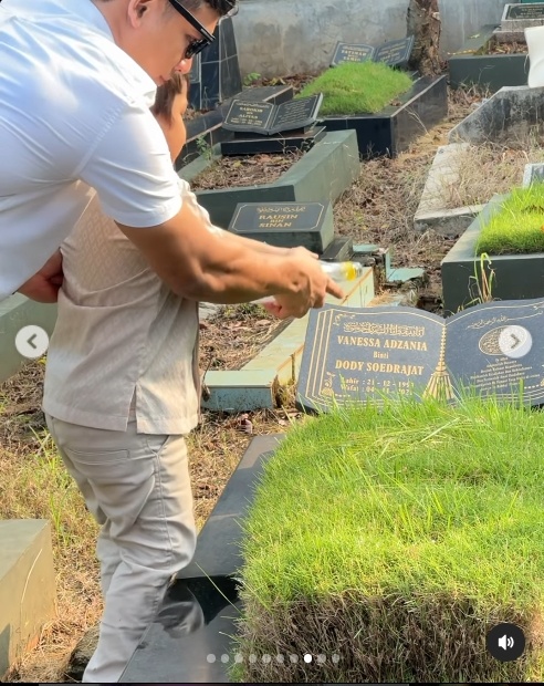 Gala Sky ziarah ke makam Vanessa Angel dan Bibi Ardiansyah (Instagram)