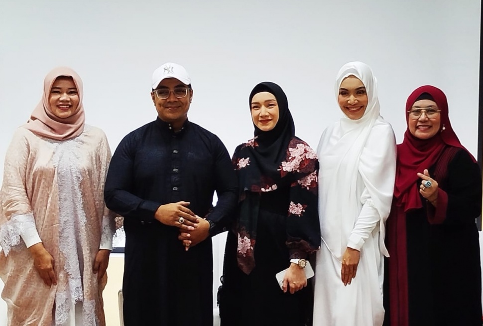 Ki-ka: Nurlaila Hidayaty (Direktur Marketing Moorlife); Ustaz Riza Muhammad dan istri, Indri Giana; Denada (selebritas) di acara “Berbagi 5.000 Daging Qurban dalam Kotak Makan Moorlife ke Seluruh Indonesia” di Tangerang Selatan, Senin (17/6/2024). (Suara.com/Ririn Indriani)