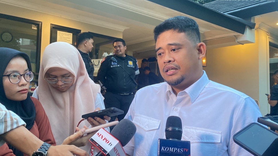 Wali Kota Medan Bobby Nasution di kediaman Airlangga Hartarto. (Suara.com/Faqih)