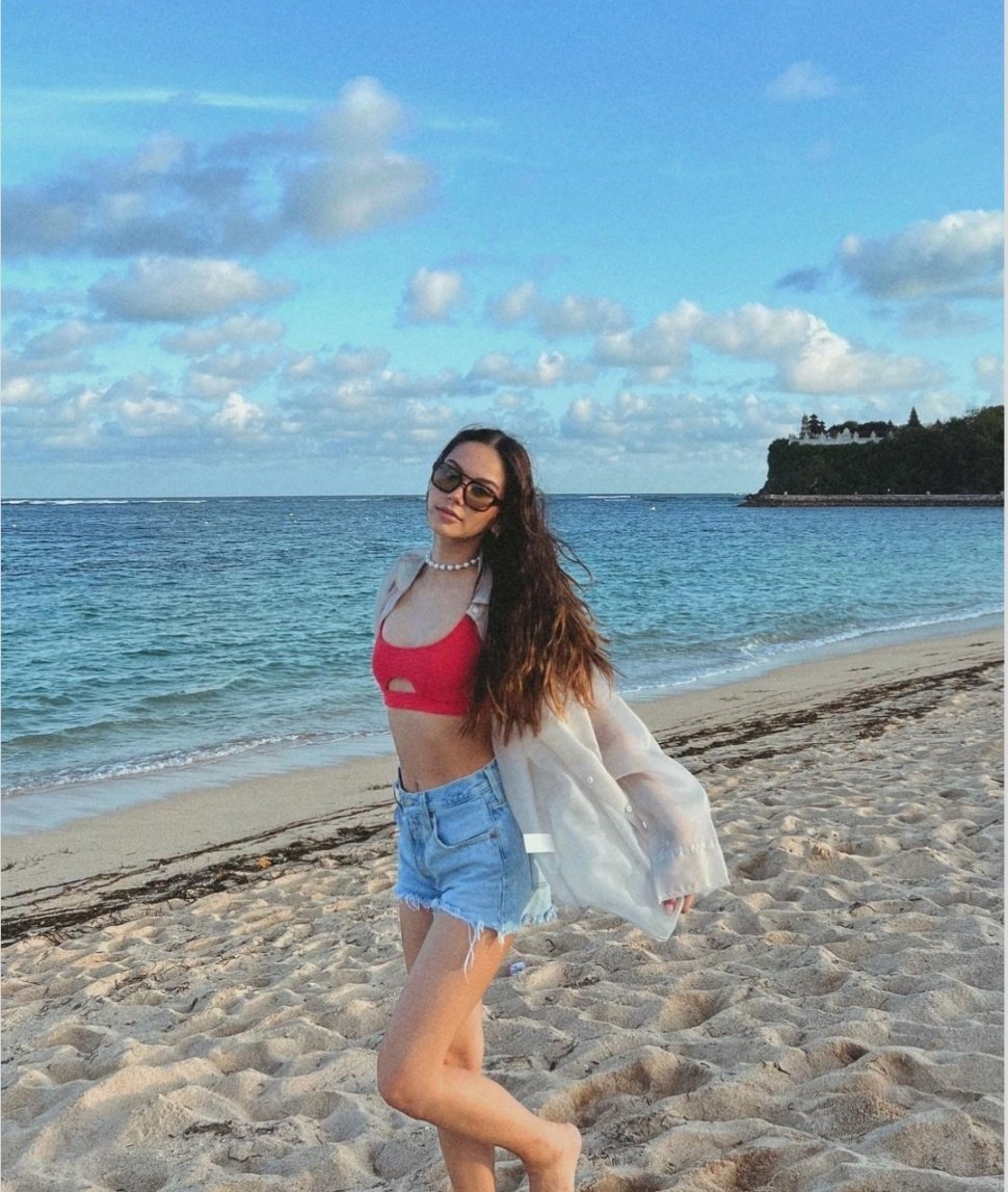 OOTD Alyssa Daguise Saat Liburan di Pantai (Instagram)