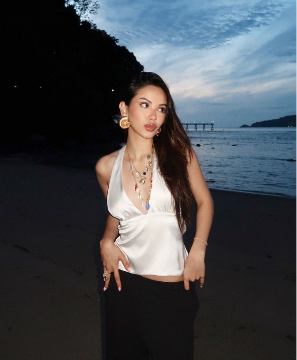 OOTD Alyssa Daguise Saat Liburan di Pantai (Instagram)