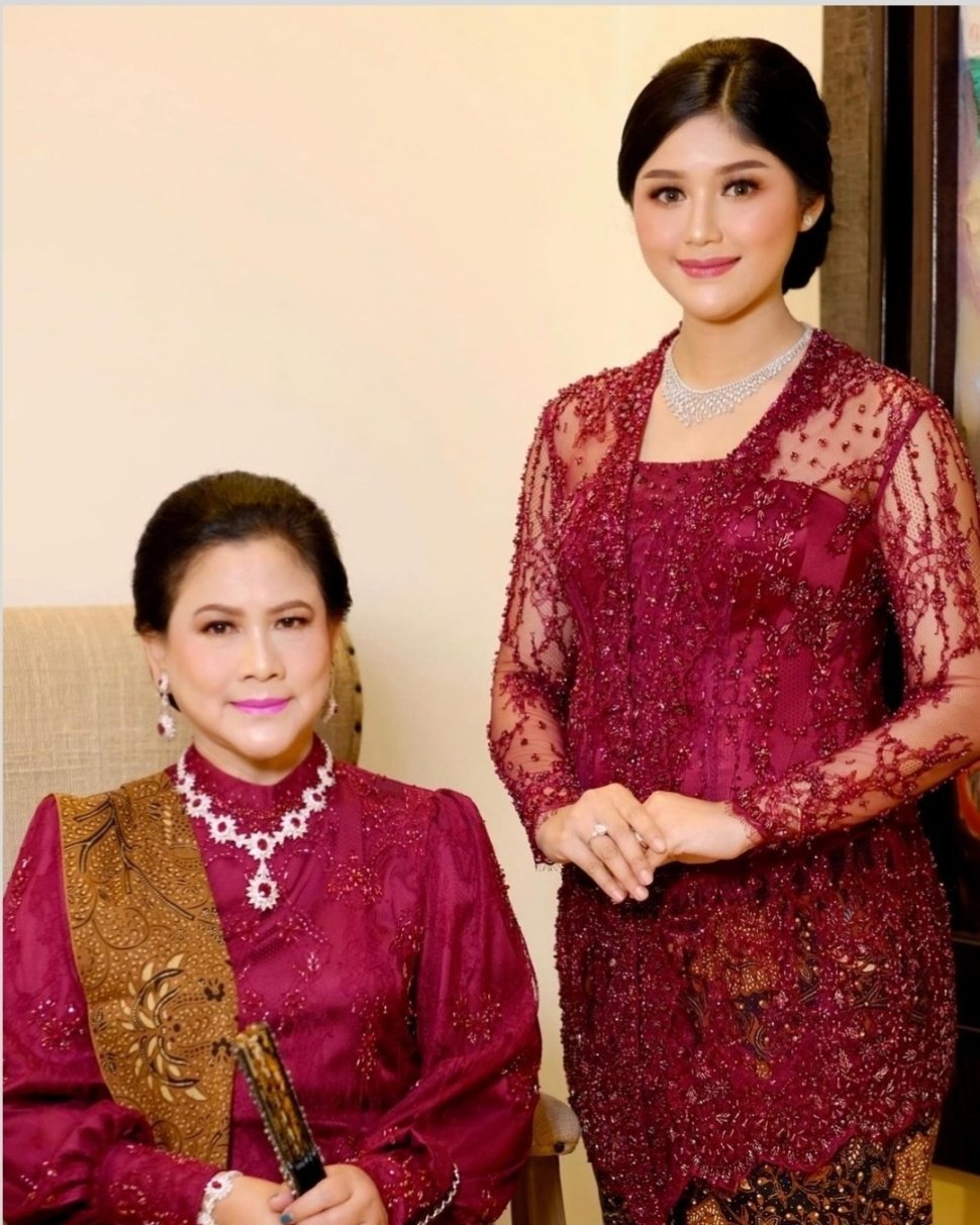 Iriana Jokowi dan Erina Gudono Kompak Kenakan Kebaya Merah Hati (Instagram)