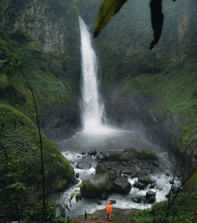 Pesona Curug Sikopel, Desa Babadan, Kecamatan Pagentan, Kabupaten Banjarnegara, Jawa Tengah, Indonesia. [Instagram/pesonaairterjunindonesia]