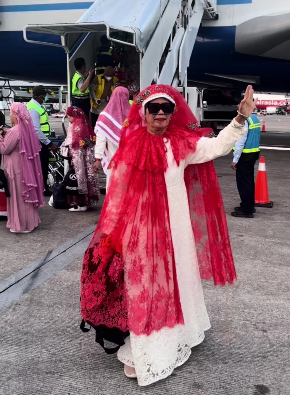 Viral Penampilan Jemaah Haji Makassar yang Nyentrik dengan Gaun Mewah dan Emas Berlapis (TikTok)