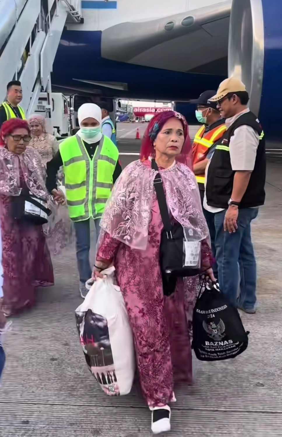 Viral Penampilan Jemaah Haji Makassar yang Nyentrik dengan Gaun Mewah dan Emas Berlapis (TikTok)