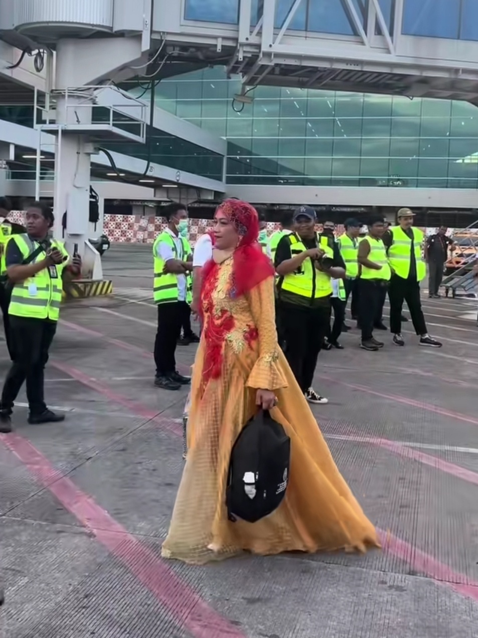 Viral Penampilan Jemaah Haji Makassar yang Nyentrik dengan Gaun Mewah dan Emas Berlapis (TikTok)