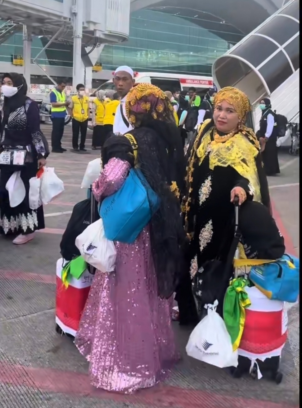 Viral Penampilan Jemaah Haji Makassar yang Nyentrik dengan Gaun Mewah dan Emas Berlapis (TikTok)