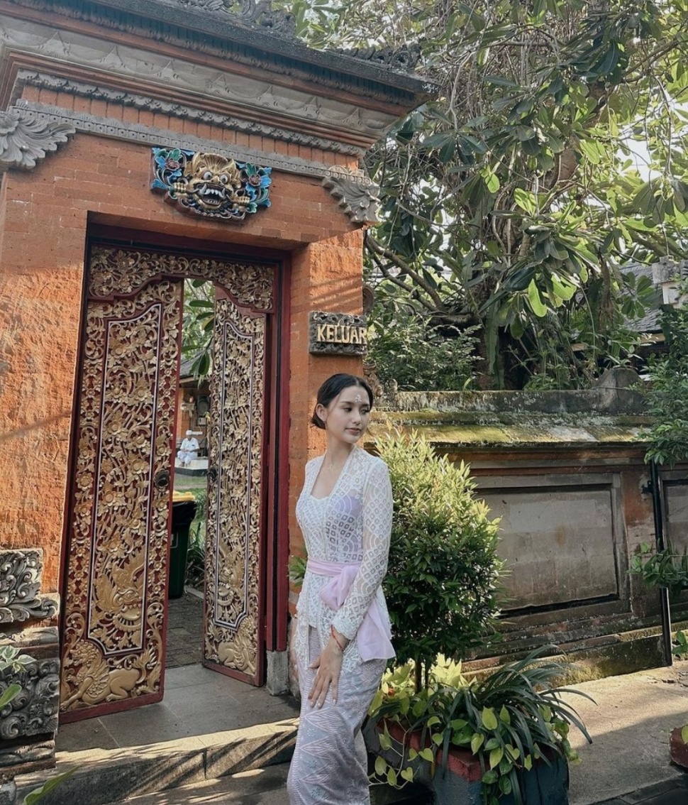 Potret Sarah Menzel Kenakan Busana Adat Bali (Instagram)