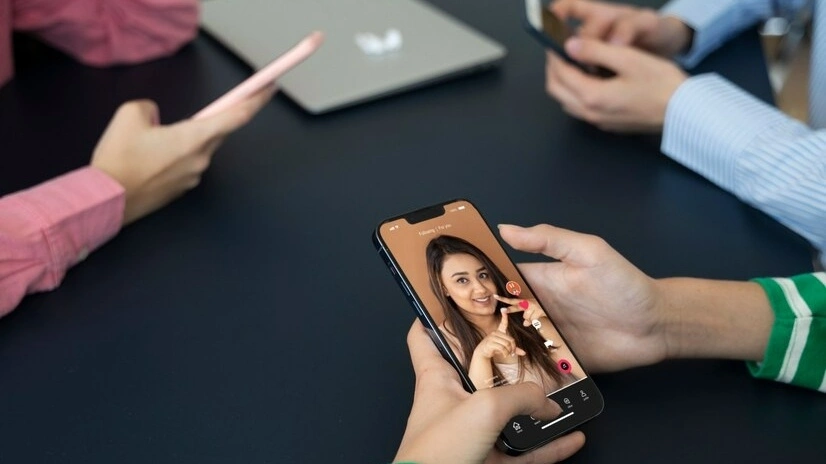 Ilustrasi aplikasi TikTok terbuka di layar ponsel sebagai dasar konten POV viral