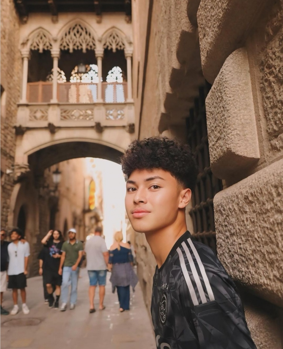 Potret Keanu Massaid di Barcelona Disebut Mirip Adjie Massaid (Instagram)