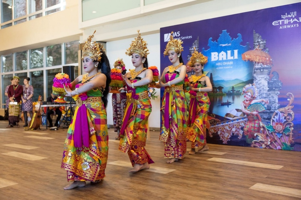 Penerbangan perdana Etihad Airways dari Abu Dhabi ke Bali, disambut dengan tari tradisional Bali di Bandara  Internasional I Gusti Ngurah Rai, Bali, Rabu (26/6/2024). (Foto: Istimewa)  