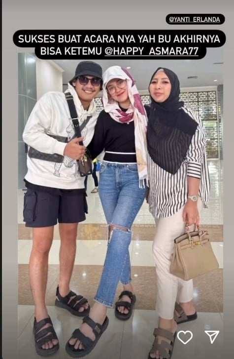 Happi Asmara pakai sandal mewah di Kediri. (Dok. Instagram)