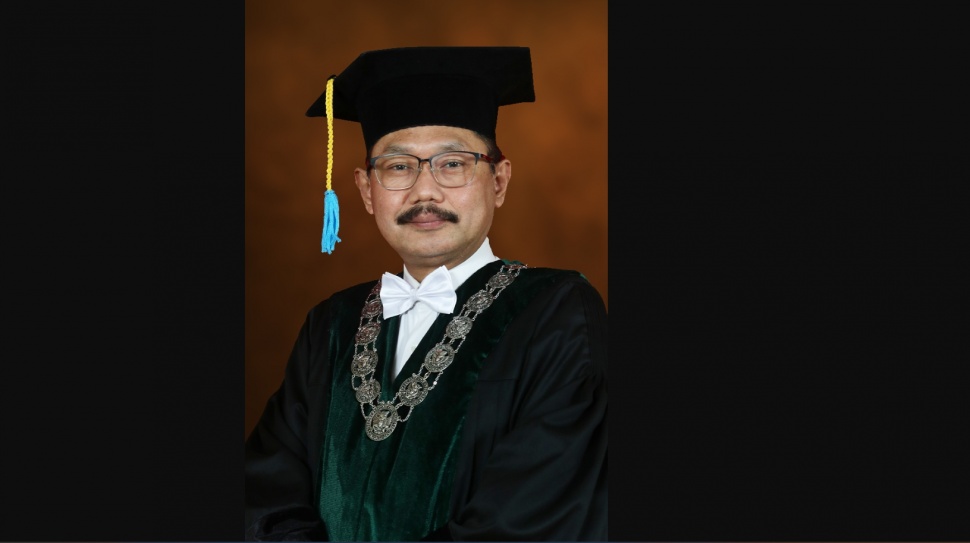 Prof. Dr. Budi Santoso, dr., Sp.OG (K) adalah Dekan Fakultas Kedokteran (FK) Universitas Airlangga (UNAIR) (Dok. Unair)