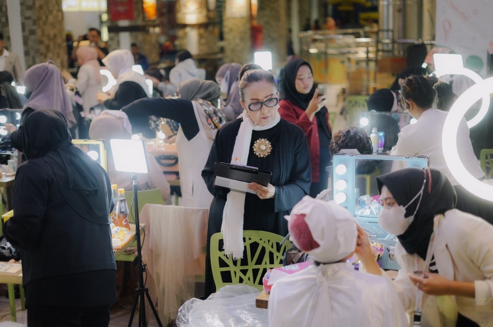 “Kompetisi Make Up dalam Gebyar 9th Berkarya Makaffah” melibatkan 3 juri kompeten: Yeti Kurniawati., S.Sos., MT (Adyatama Kepariwisataan dan Ekonomi Kreatif Ahli Muda, Ketua Tim Kerja Pengembangan Kreatifitas Tradisi), Amira Sasanti SH (Tim Asesor BNSP Katalia dan Instruktur tata rias pengantin) dan Rina Rahayu (Makeup Artist dari Tim Belva MUA Management). 