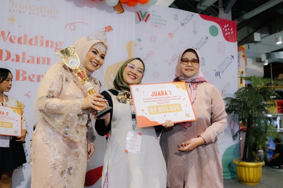 Kania Andeniasari Juara I di “Kompetisi Make Up dalam Gebyar 9th Berkarya Makaffah” yang digelar di Bandung, Sabtu (29/6/2024). (Foto: Dok. Pribadi)