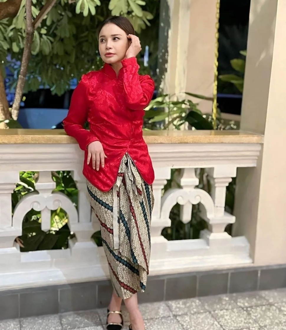 Inspirasi Kebaya Janggan Ala Rossa (Instagram)