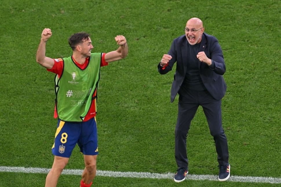 Gelandang Spanyol Fabian Ruiz dan pelatih kepala Spanyol Luis de la Fuente merayakan setelah memenangkan akhir pertandingan sepak bola perempat final UEFA Euro 2024 antara Spanyol dan Jerman di Stuttgart Arena di Stuttgart pada 5 Juli 2024.MIGUEL MEDINA / AFP