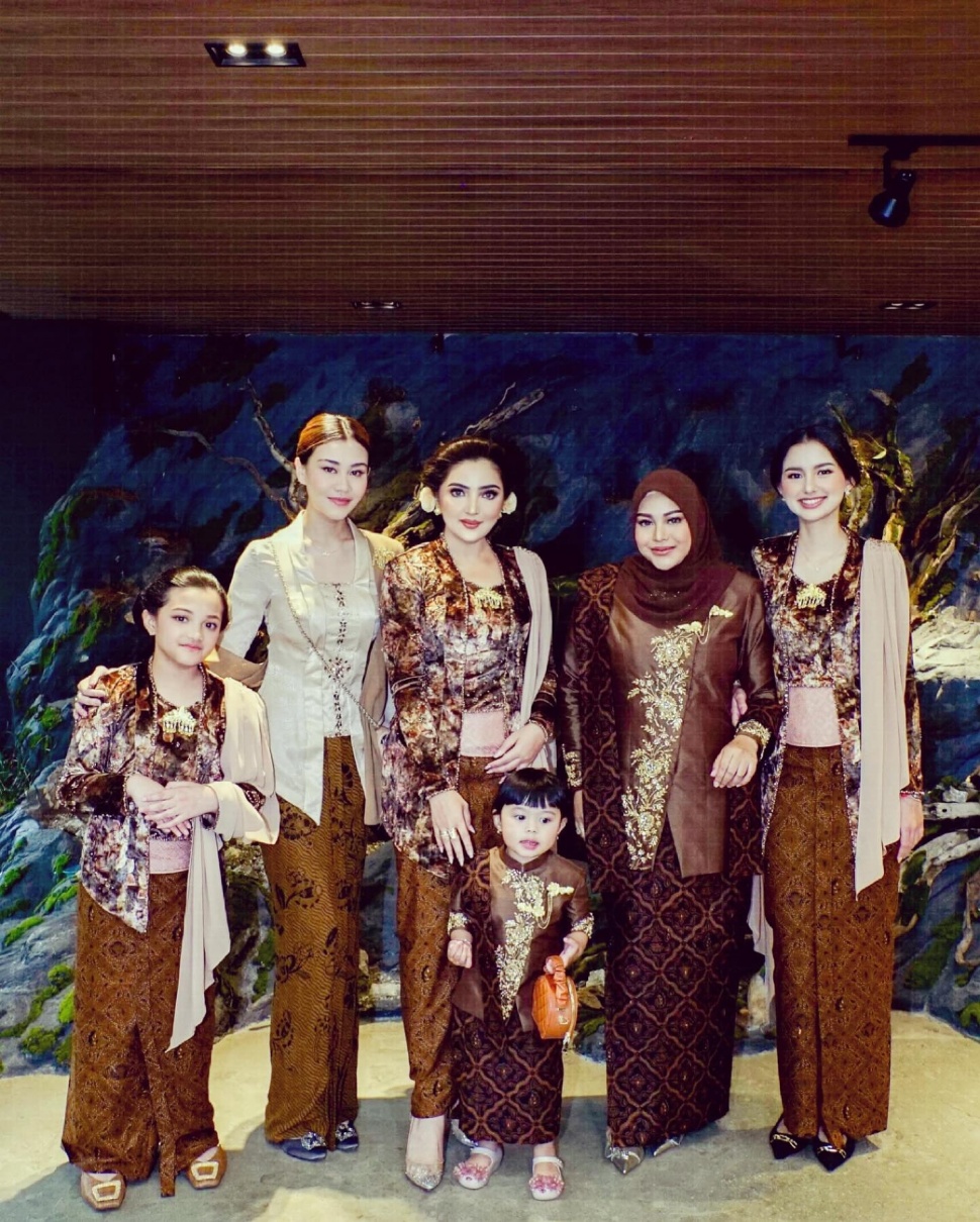 Aaliyah Massaid foto bersama Aurel Hermansyah dan keluarga Ashanty di acara Tedak Siten Azura. [Instagram/@ashanty.ash]