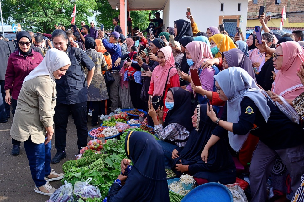 Blusukan ke Pasar Bulukumba, Iriana Jokowi Pakai Sepatu Mewah Harga Nyaris Rp 10 Juta. (Dok. ANTARA/HO-Biro Pers Sekretariat Presiden