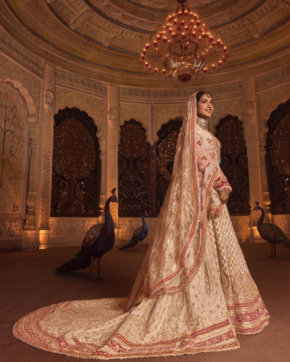 Resmi Dinikahi Anant Ambani, Ini Gaun Pengantin Mewah Milik Radhika Merchant (Instagram/@rheakapoor)