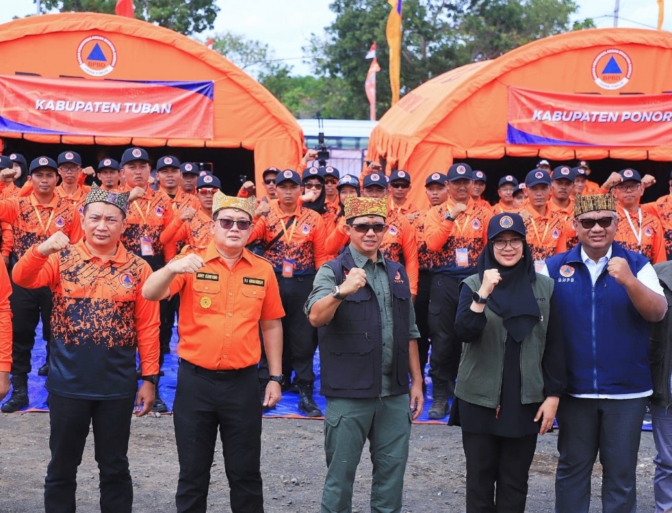 Penjabat (Pj) Gubernur Jawa Timur, Adhy Karyono menjadi keynote speaker pada acara Sarasehan Gelar Peralatan Penanggulangan Bencana tahun 2024 di Pantai Boom Banyuwangi, Minggu, (14/7/2024). (Dok: Pemprov Jatim)