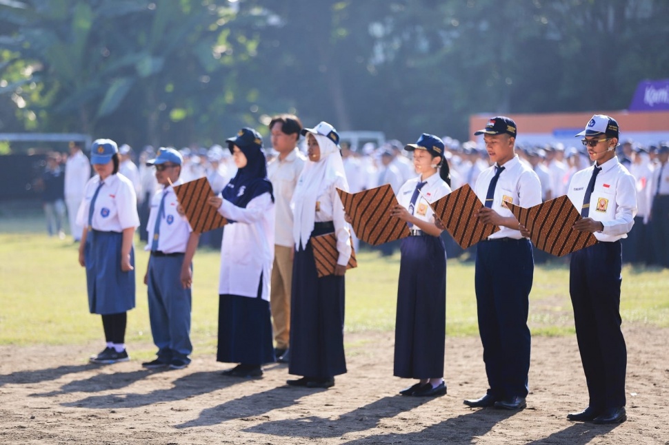 Penjabat (Pj) Gubernur Jawa Timur, Adhy Karyono memimpin deklarasi gerakan anti perundungan pada pembukaan Masa Pengenalan Lingkungan Sekolah (MPLS) Tahun 2024 Jenjang SMA, SMK dan SLB negeri/swasta, di SMK Negeri 5 Surabaya, Senin (15/7/2024). (Dok: Pemprov Jatim)