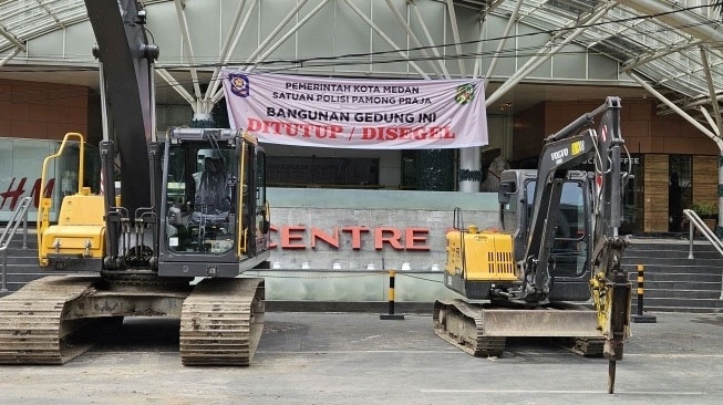 Alat berat disiagakan di Mal Centre Point. [dok Pemkot Medan]