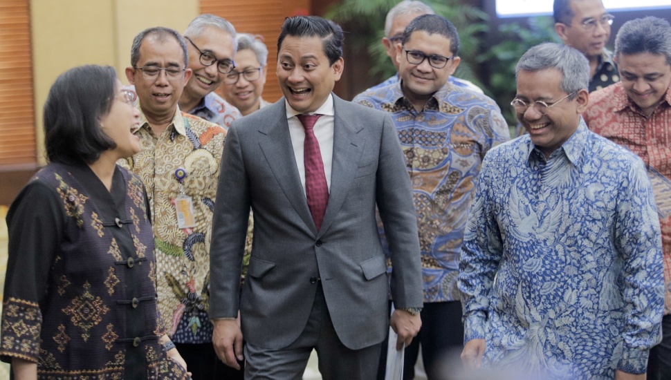 dari kiri ke kanan : Menteri Keuangan Sri Mulyani, Wakil Menteri Keuangan II Thomas Djiwandono dan Wakil Menteri Keuangan I Suahasil Nazara jalan berdampingan saat konferensi pers di Gedung Kementerian Keuangan di Jakarta, Kamis (18/7/2024). [Suara.com/Alfian Winanto]